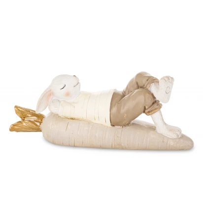 Królik zając leżący na marchewce figurka Kelly 175300