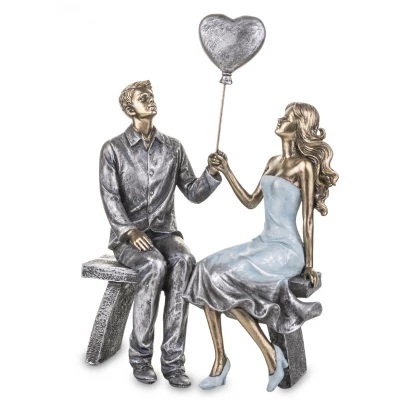 Zakochana para z balonem serce na ławce figurka Family 137928